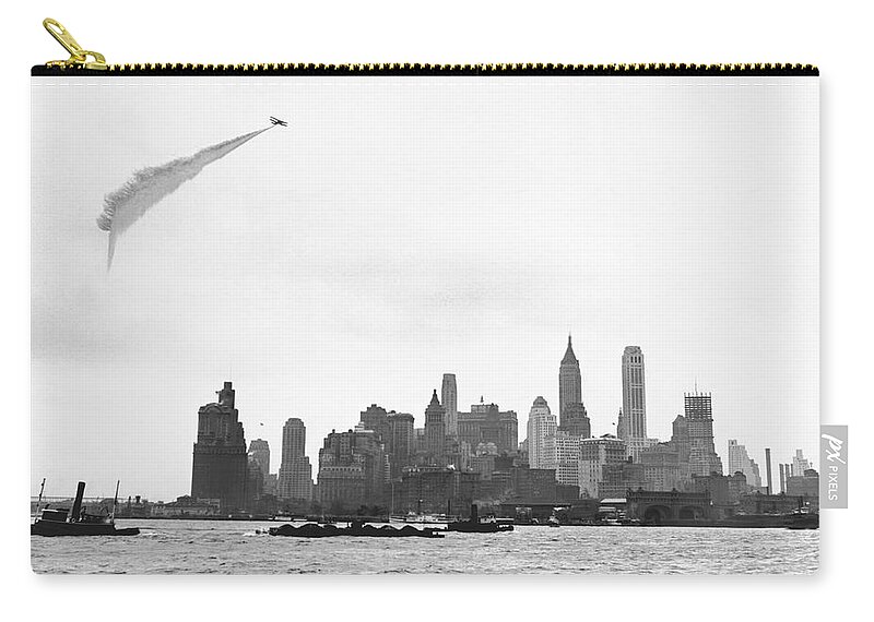 1920s Zip Pouch featuring the photograph Smoke Screen Over New York by Underwood Archives