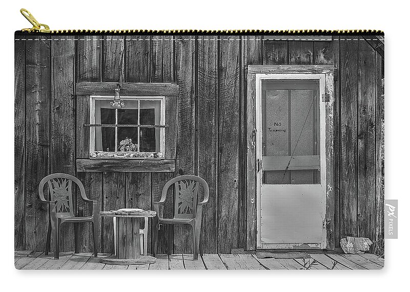 Snowshoe Gulch Zip Pouch featuring the photograph Snowshoe Little House by Richard J Cassato