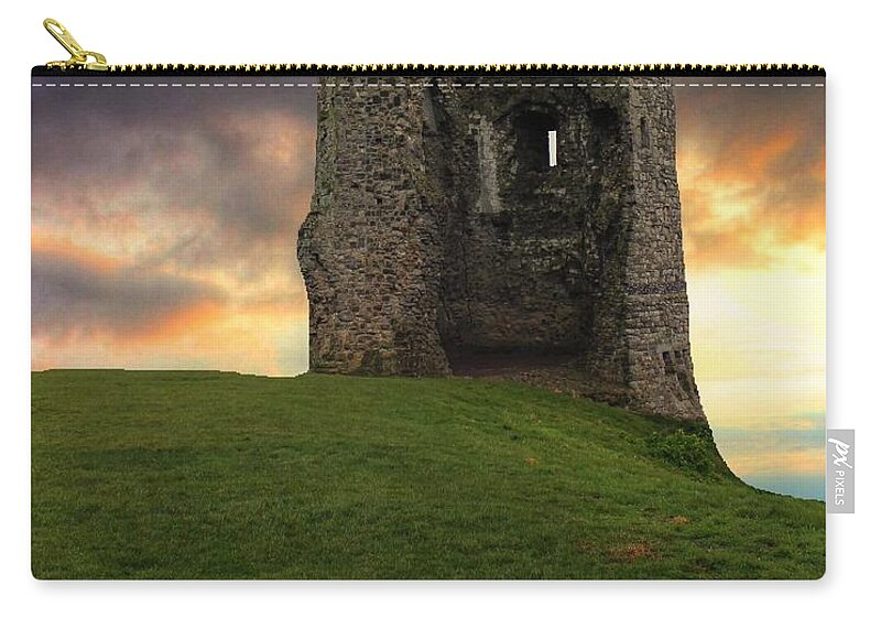 Sunset Zip Pouch featuring the photograph Sunset at Hadleigh Castle by Vicki Spindler