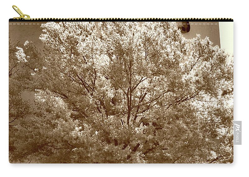 Scenic Tours Zip Pouch featuring the photograph Tapp's by Skip Willits