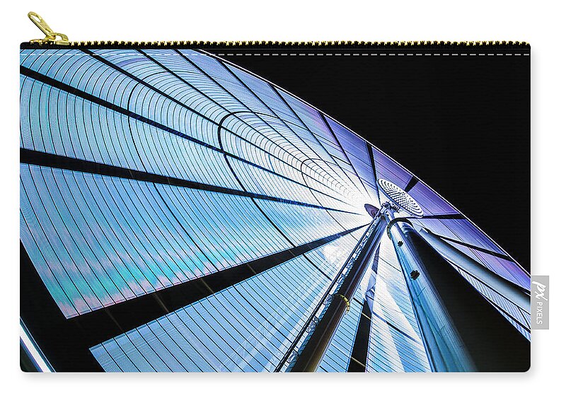 Sky Zip Pouch featuring the photograph The Seattle Great Wheel by Pelo Blanco Photo