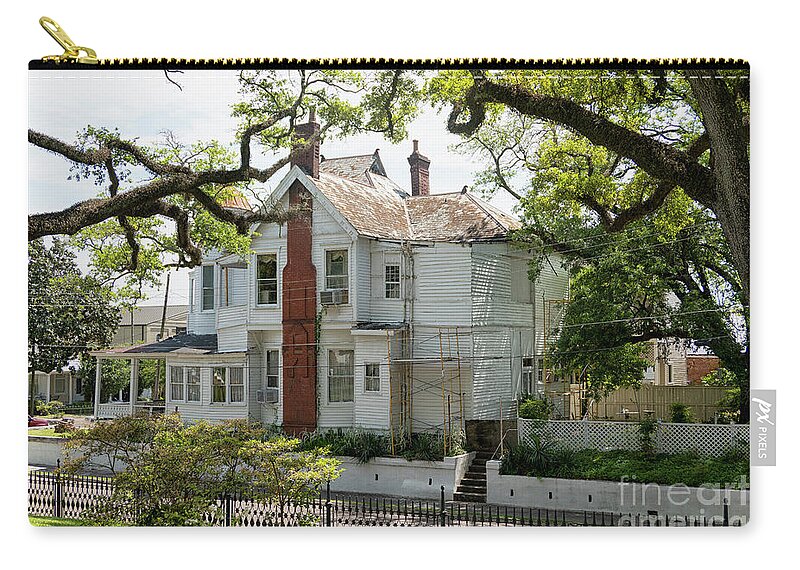 Natchez Zip Pouch featuring the photograph This house needs repairing by Patricia Hofmeester