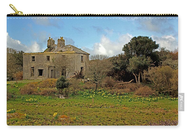 Ruins Zip Pouch featuring the photograph Yellow Daffodils by Jennifer Robin