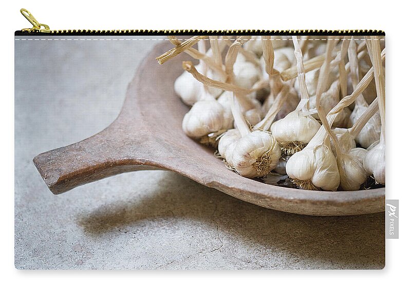Earthenware Zip Pouch featuring the photograph Bulbs Of Garlic In An Earthenware Bowl by Richard Boll
