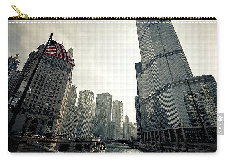 Tranquility Zip Pouch featuring the photograph Chicago River At Sunrise by Edwin Chang Photography