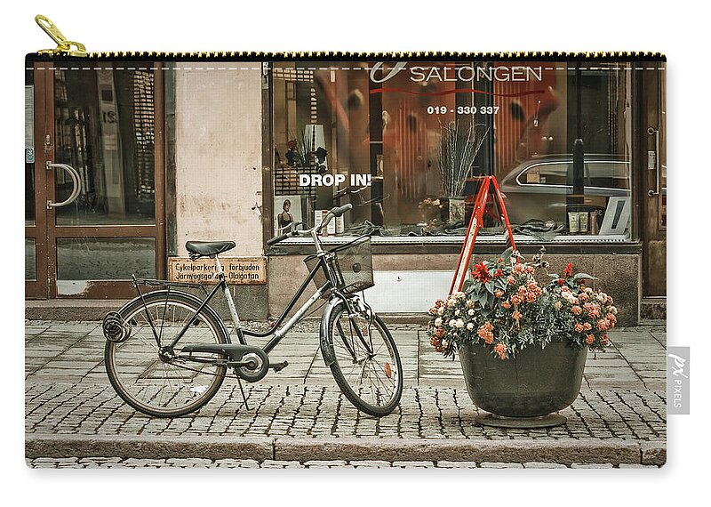 Urban Zip Pouch featuring the photograph Drop In by Maggie Terlecki