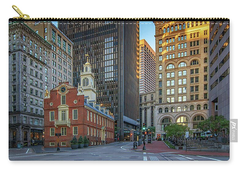 Old Statehouse Zip Pouch featuring the photograph Early Morning at The Old Statehouse by Kristen Wilkinson