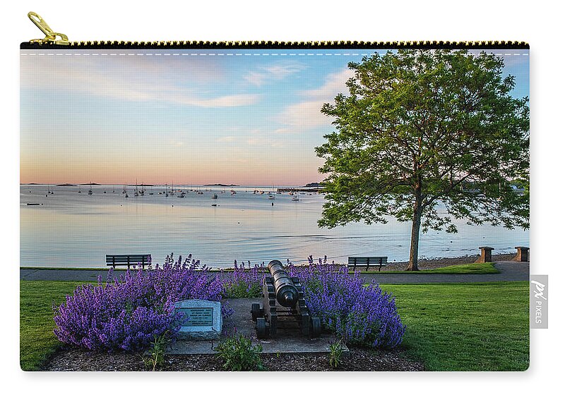 Beverly Zip Pouch featuring the photograph Independence Park Beverly MA Morning Light Cannon Statue by Toby McGuire