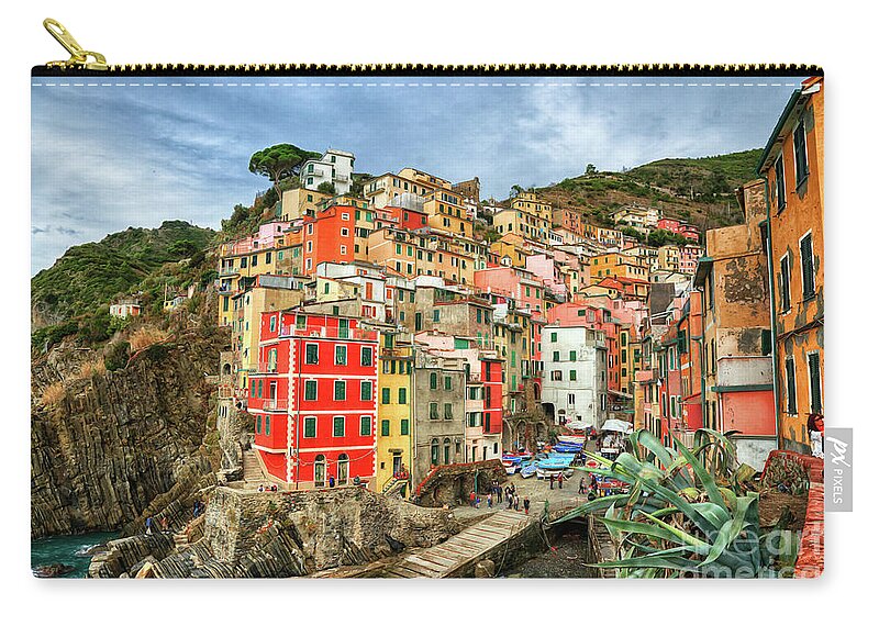 Historic Zip Pouch featuring the photograph Riomaggiore Cinque Terre by Wayne Moran