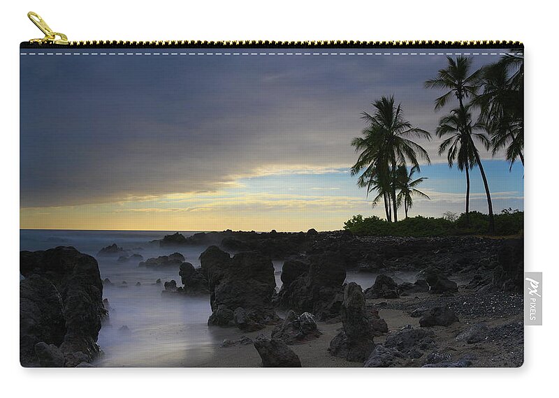 Hawaii Zip Pouch featuring the photograph Standing room only by Ivan Franklin
