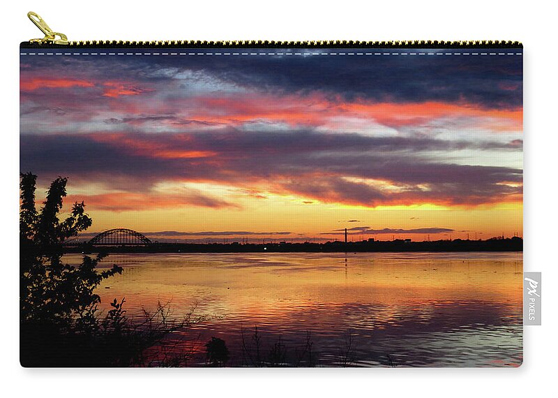 Sunsets Zip Pouch featuring the photograph Sunset on the Delaware No. Four by Linda Stern