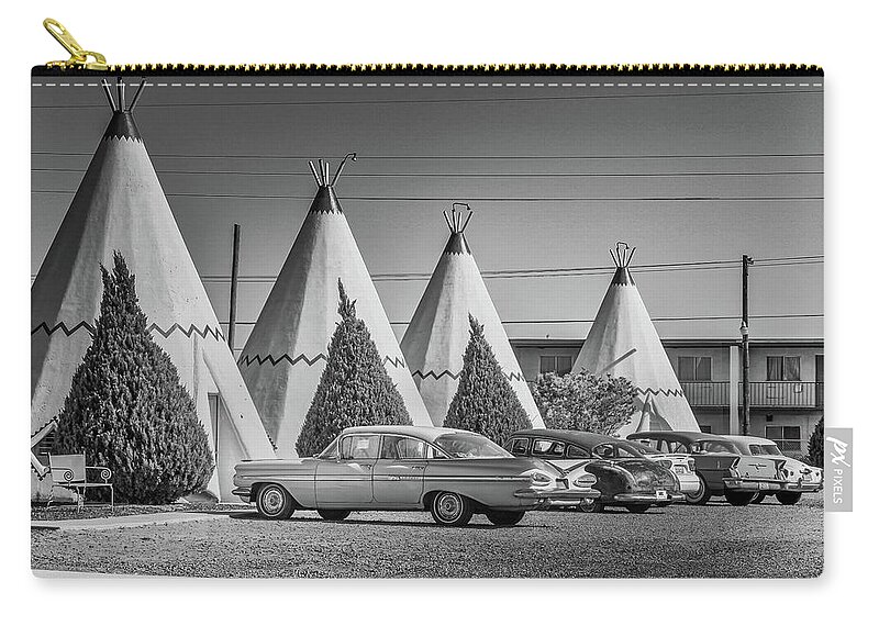 Holbrook Zip Pouch featuring the photograph Wigwam Motel Park BW by Micah Offman