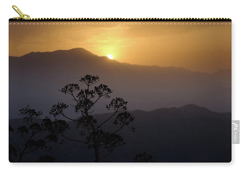 Dawn Zip Pouch featuring the photograph Amanecer by Gary Browne