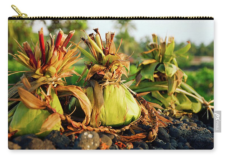 Hawaii Zip Pouch featuring the photograph Hookupu at Sunset by Denise Bird