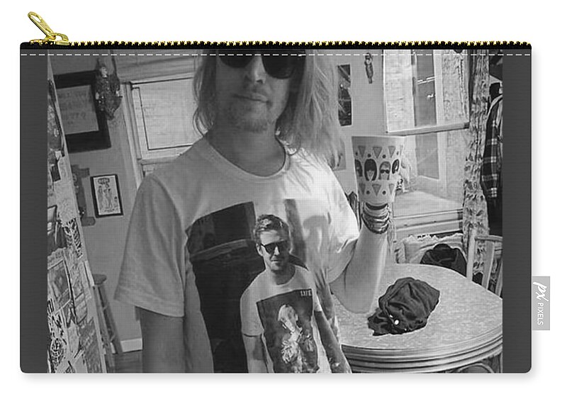 https://render.fineartamerica.com/images/rendered/default/flat/pouch/images/artworkimages/medium/3/macaulay-culkin-and-ryan-gosling-shirt-home-alone-movie-fans-film-fans-shirt-vintage-funny-graphic-t-max-thomson-transparent.png?&targetx=0&targety=-232&imagewidth=777&imageheight=938&modelwidth=777&modelheight=474&backgroundcolor=3c3c3c&orientation=0&producttype=pouch-regularbottom-medium