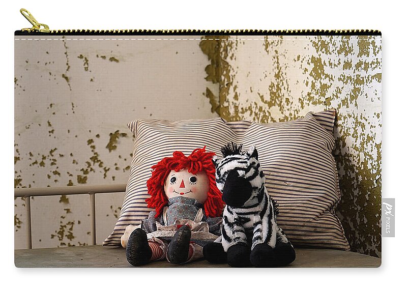 Richard Reeve Carry-all Pouch featuring the photograph Small Comforts by Richard Reeve