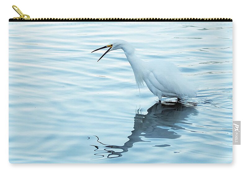 Snowy Egret Zip Pouch featuring the photograph Snowy Egret 4005-011320-2 by Tam Ryan