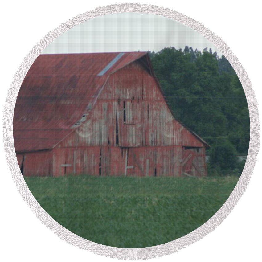 Barn Round Beach Towel featuring the photograph Weathered Red Barn in Kentucky by Valerie Collins
