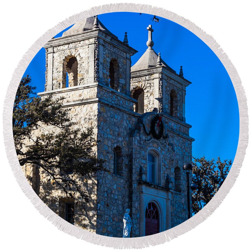 Boerne Round Beach Towel featuring the photograph St Peter's Catholic Church in Boerne by Ed Gleichman