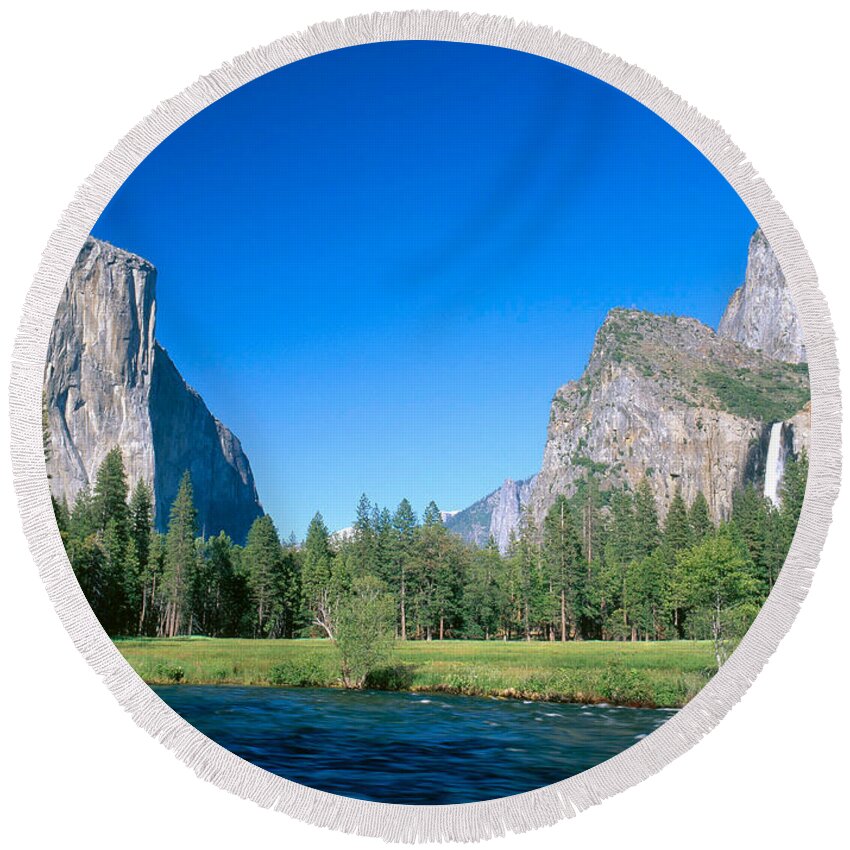 El Capitan Round Beach Towel featuring the photograph Yosemite Valley #1 by David Davis