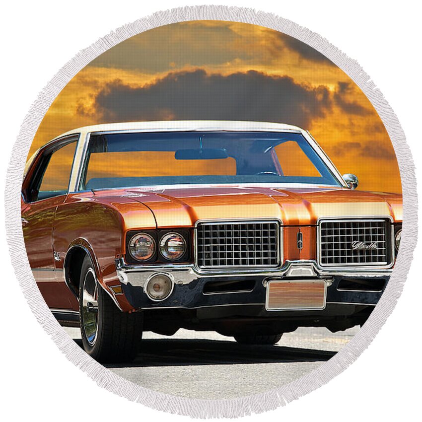 Auto Round Beach Towel featuring the photograph 1971 Oldsmobile Cutlass by Dave Koontz