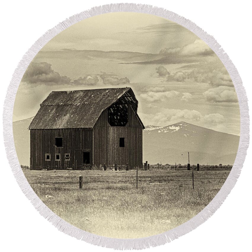 Barn Round Beach Towel featuring the photograph Abandoned Barn by Betty Depee