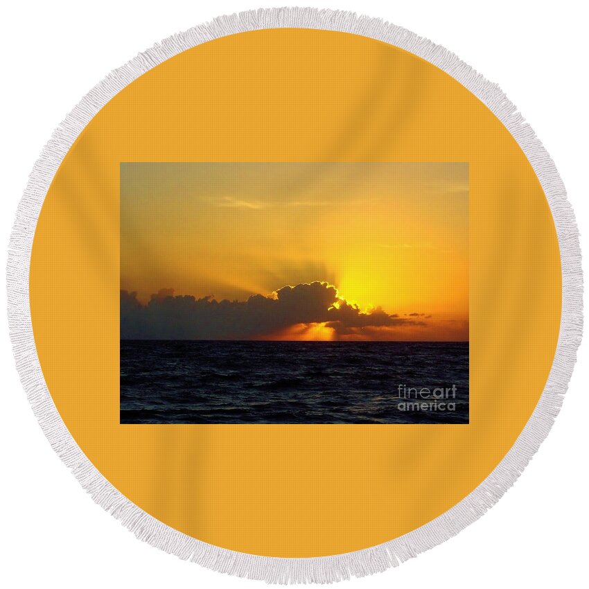 Sunrise Round Beach Towel featuring the photograph Amazing Sky by D Hackett