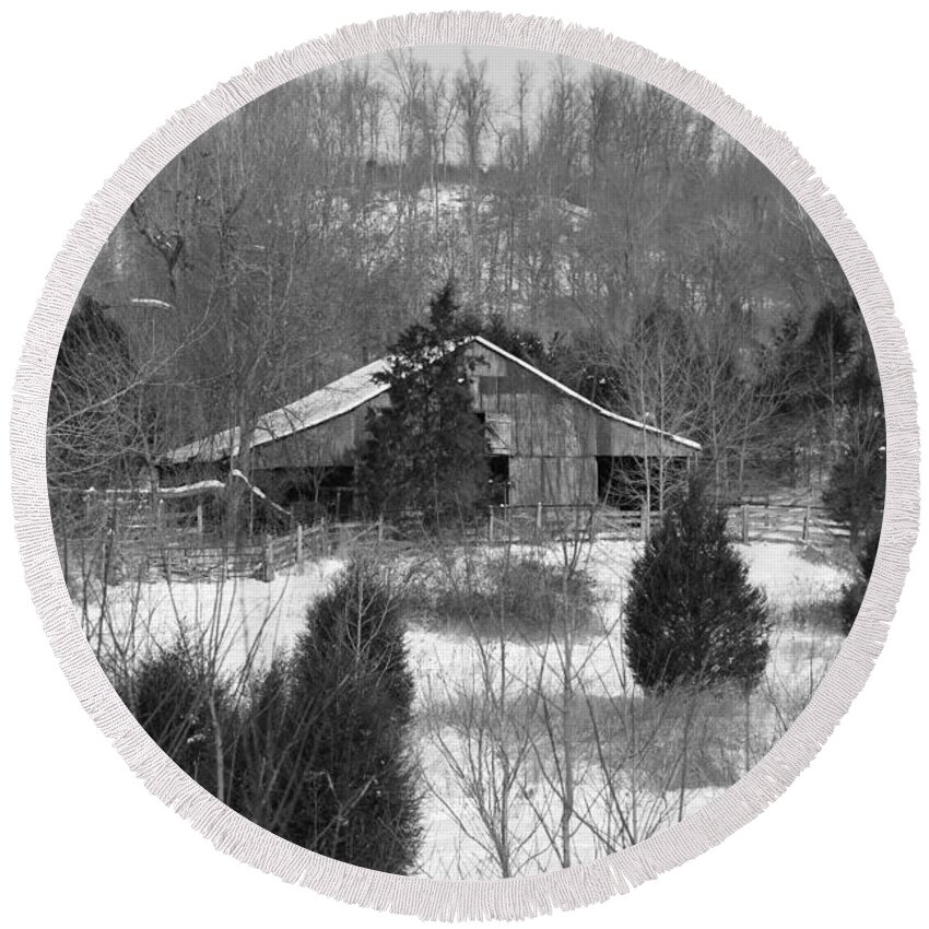 Barn Round Beach Towel featuring the photograph Barn in Kentucky no 12 by Dwight Cook