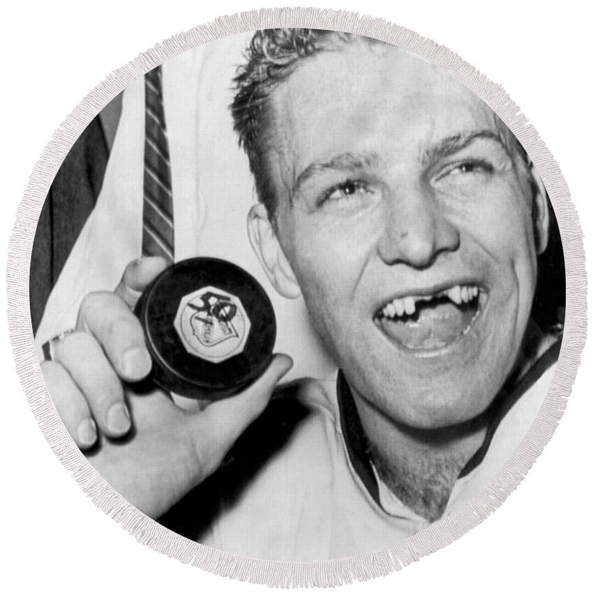 1 Person Round Beach Towel featuring the photograph Bobby Hull Scores 50th Goal by Underwood Archives