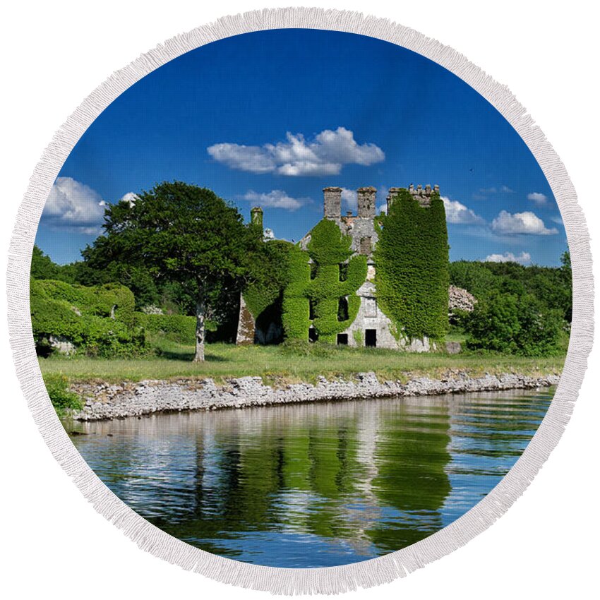 Irland Round Beach Towel featuring the photograph Castle Menlo by Juergen Klust