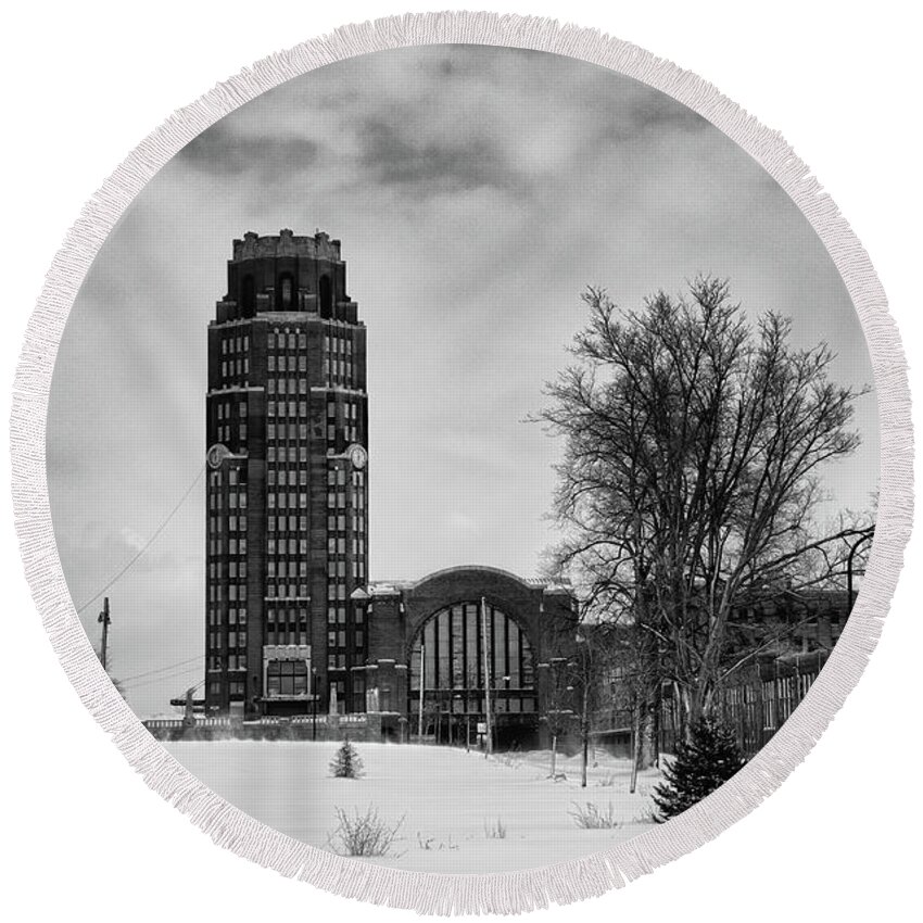 Buildings Round Beach Towel featuring the photograph Central Terminal 4431 by Guy Whiteley