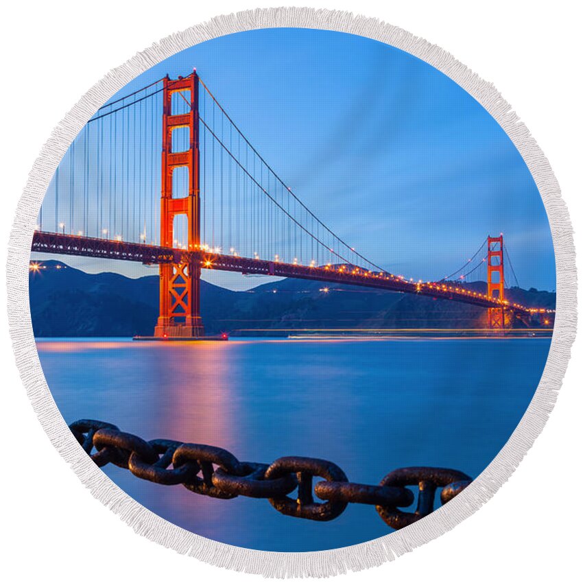City Round Beach Towel featuring the photograph Chained by Jonathan Nguyen
