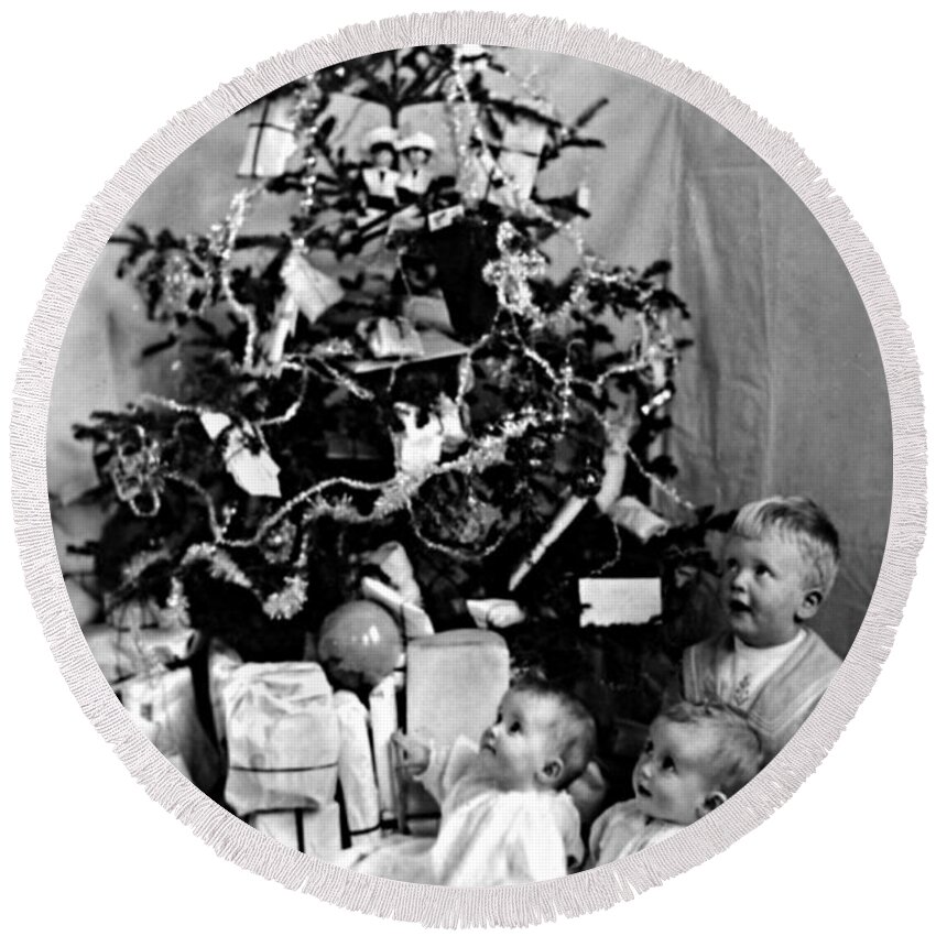 History Round Beach Towel featuring the photograph Children With Christmas Tree 1908 by Photo Researchers