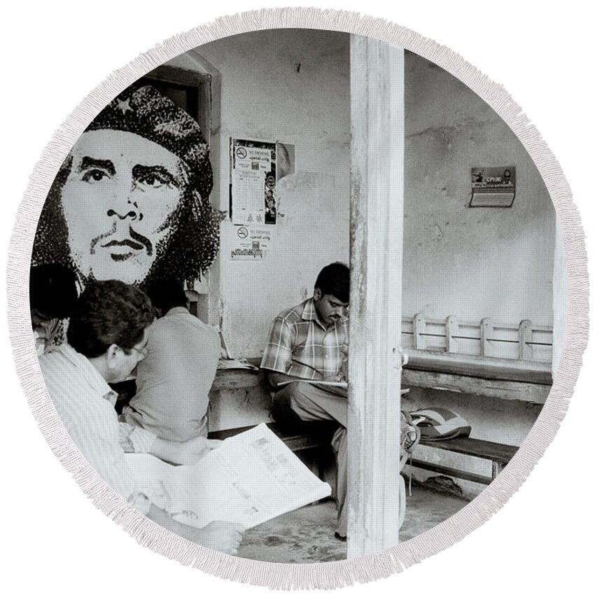 Che Guevara Round Beach Towel featuring the photograph The Revolutionary Che Guevara by Shaun Higson