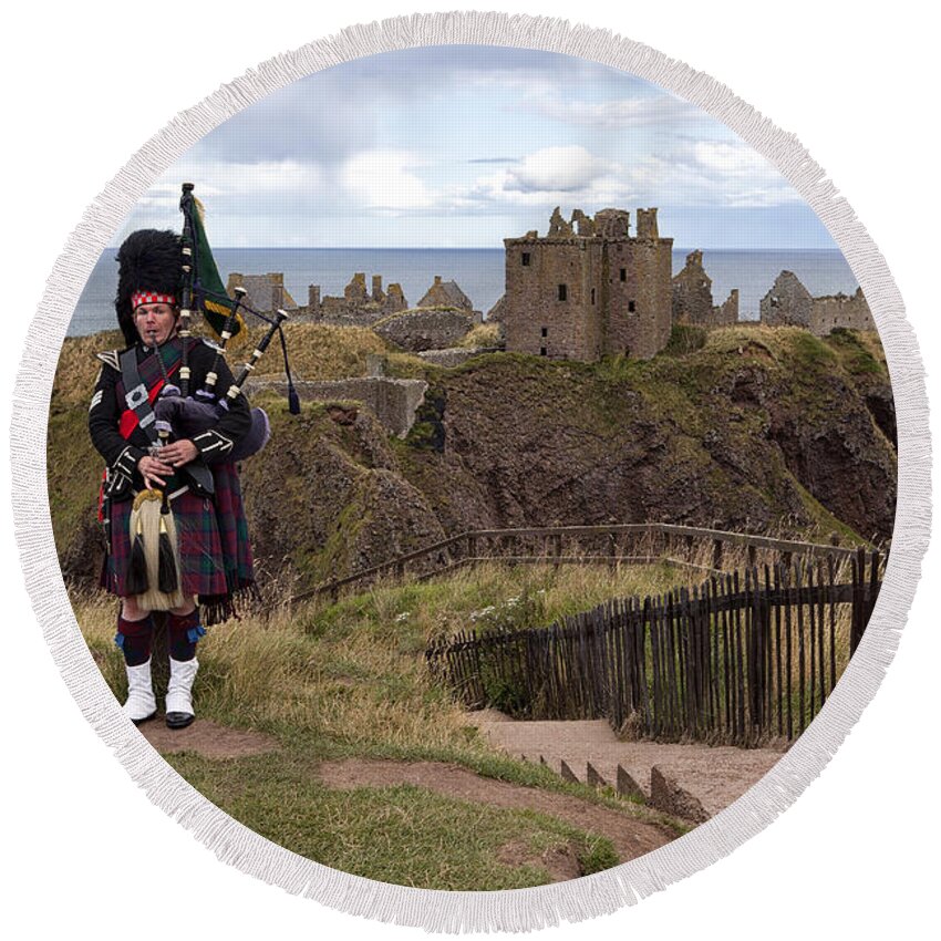 Piper Round Beach Towel featuring the photograph Dunnottar Piper by Eunice Gibb