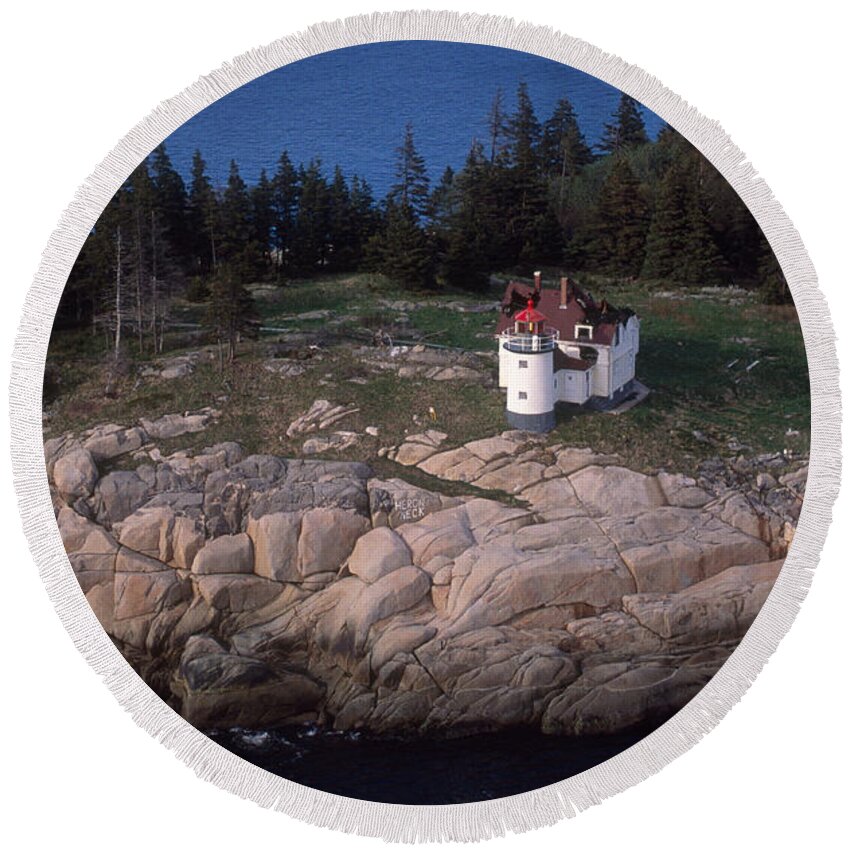 Lighthouse Round Beach Towel featuring the photograph Heron Neck Lighthouse by Bruce Roberts