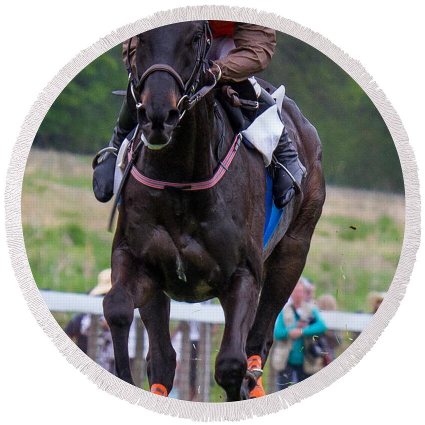 Jockey Round Beach Towel featuring the photograph I Just Can't Look by Robert L Jackson