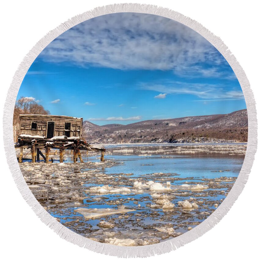 Fort Montgomery Ny Round Beach Towel featuring the photograph Ice Shack by Rick Kuperberg Sr