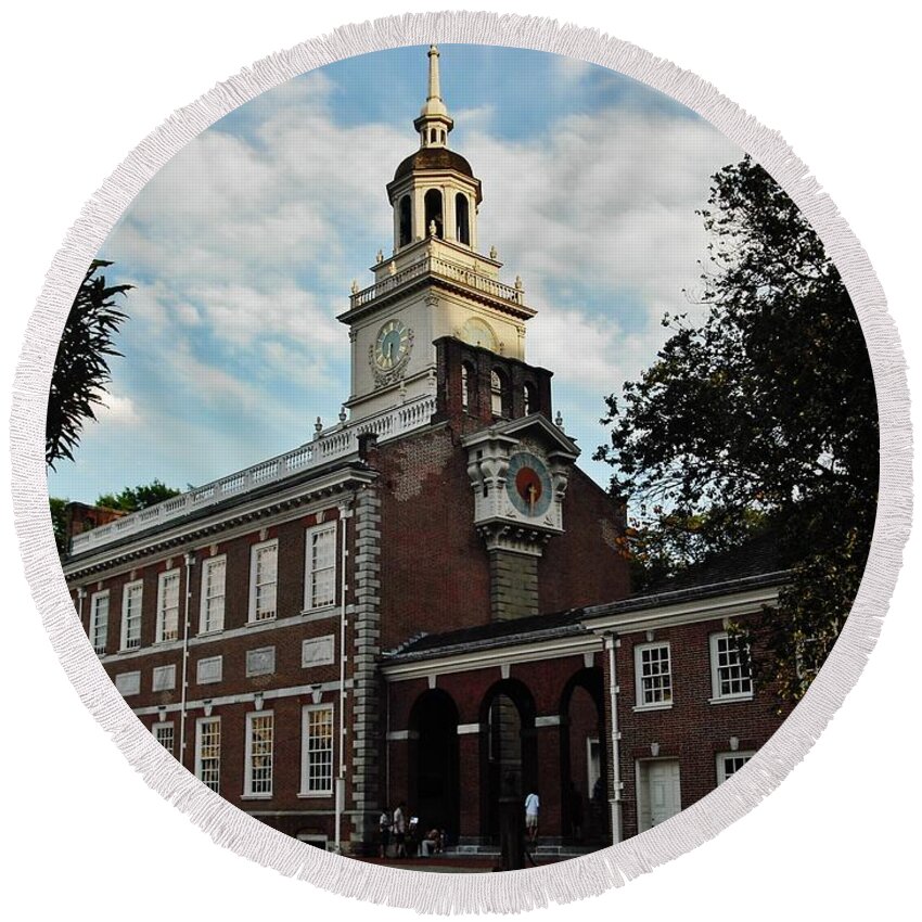 Philadelphia Round Beach Towel featuring the photograph Independence Hall by Ed Sweeney