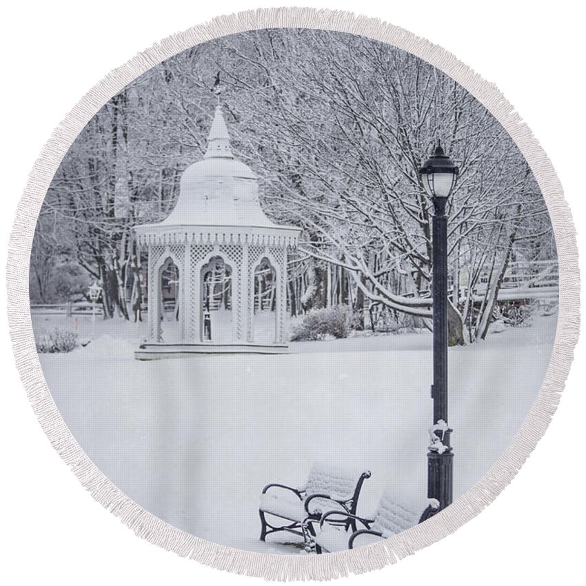 Bar Harbor Round Beach Towel featuring the photograph Love Through The Winter by Evelina Kremsdorf