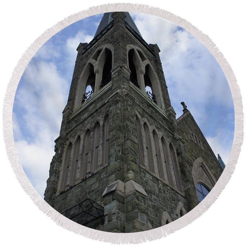 Staunton Virginia Round Beach Towel featuring the photograph Luray Chapel by Laurie Perry