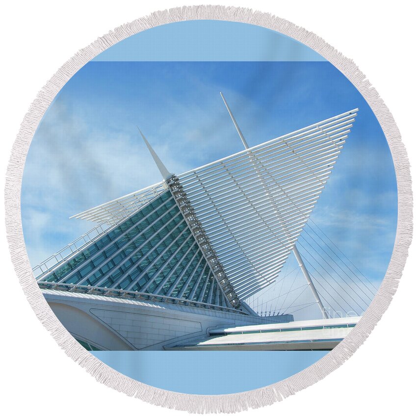 Milwaukee Round Beach Towel featuring the photograph Milwaukee Art Museum by Ann Horn