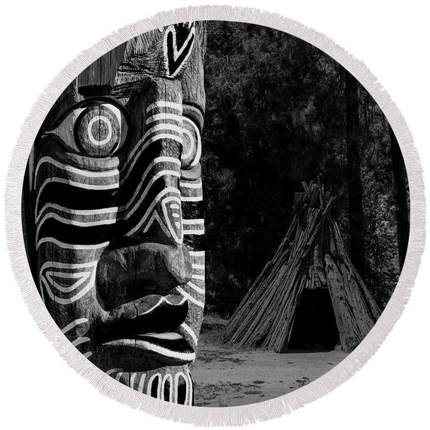 Native American Totem Round Beach Towel featuring the photograph Native American Totem by LeeAnn McLaneGoetz McLaneGoetzStudioLLCcom