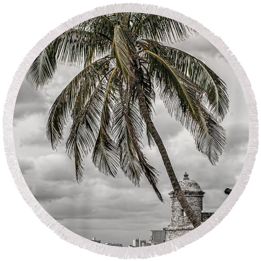 Havana Bay Round Beach Towel featuring the photograph Palm tree in Havana bay by Jose Rey