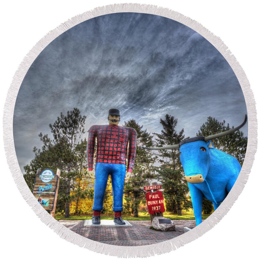 Paul Bunyan Round Beach Towel featuring the photograph Paul Bunyan and Babe the Blue Ox in Bemidji by Shawn Everhart