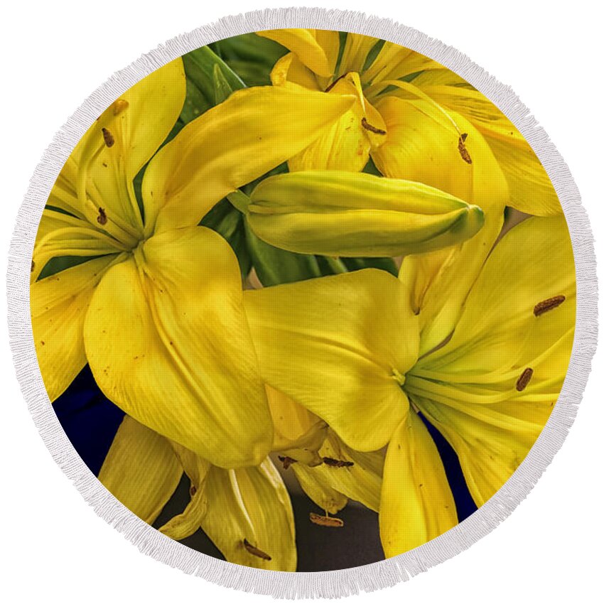 Lily Round Beach Towel featuring the digital art Pollination by Georgianne Giese