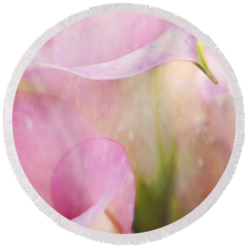 Shabby Chic Round Beach Towel featuring the photograph Rainy Day Calla Lilies by Theresa Tahara