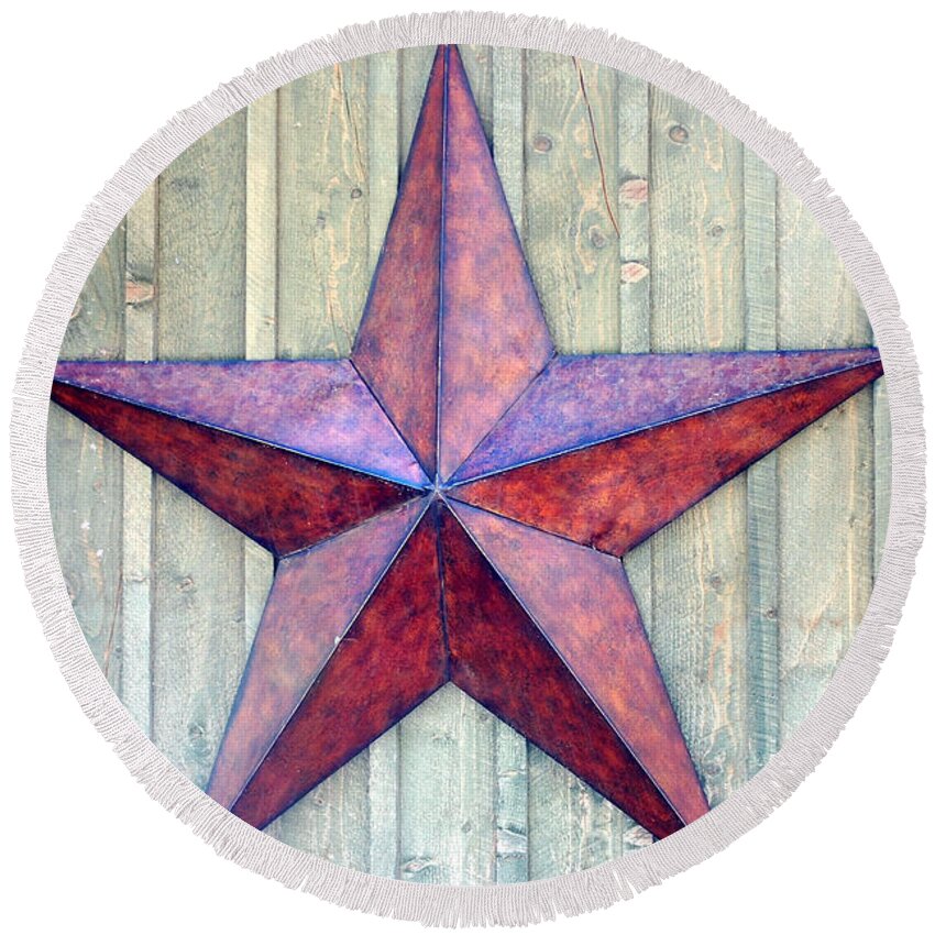 Red Rusted Five Point Star Wooden Wall Slats Hunstville Utah Exterior Decor Decorations Round Beach Towel featuring the photograph Red Rusted Star by Holly Blunkall