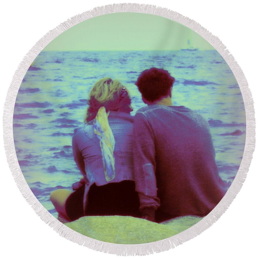 Couple Round Beach Towel featuring the photograph Romantic Seaside Moment by Lainie Wrightson