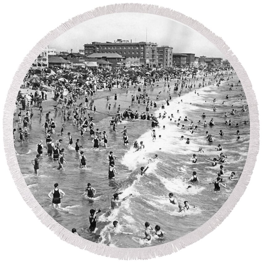 1920's Round Beach Towel featuring the photograph Santa Monica Beach In December by Underwood Archives
